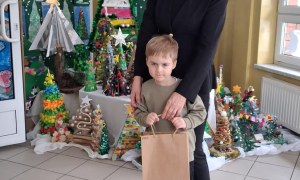 Wręczenie nagród i dyplomów za udział w Rodzinnym Konkursie Plastycznym na Najpiękniejszą Choinkę - Zdjęcie 26