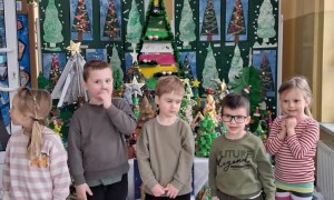 Wręczenie nagród i dyplomów za udział w Rodzinnym Konkursie Plastycznym na Najpiękniejszą Choinkę - Zdjęcie 35