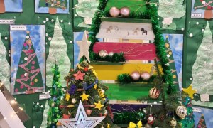 Wręczenie nagród i dyplomów za udział w Rodzinnym Konkursie Plastycznym na Najpiękniejszą Choinkę - Zdjęcie 6