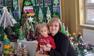 Wręczenie nagród i dyplomów za udział w Rodzinnym Konkursie Plastycznym na Najpiękniejszą Choinkę - Zdjęcie 8