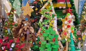 Wręczenie nagród i dyplomów za udział w Rodzinnym Konkursie Plastycznym na Najpiękniejszą Choinkę - Zdjęcie 1