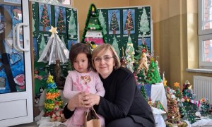 Wręczenie nagród i dyplomów za udział w Rodzinnym Konkursie Plastycznym na Najpiękniejszą Choinkę - Zdjęcie 21