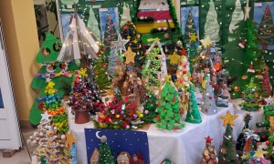 Wręczenie nagród i dyplomów za udział w Rodzinnym Konkursie Plastycznym na Najpiękniejszą Choinkę - Zdjęcie 4