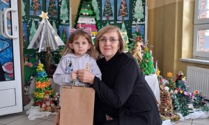 Wręczenie nagród i dyplomów za udział w Rodzinnym Konkursie Plastycznym na Najpiękniejszą Choinkę - Zdjęcie 23