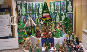 Wręczenie nagród i dyplomów za udział w Rodzinnym Konkursie Plastycznym na Najpiękniejszą Choinkę - Zdjęcie 7