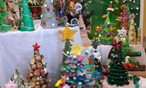 Wręczenie nagród i dyplomów za udział w Rodzinnym Konkursie Plastycznym na Najpiękniejszą Choinkę - Zdjęcie 5