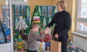 Wręczenie nagród i dyplomów za udział w Rodzinnym Konkursie Plastycznym na Najpiękniejszą Choinkę - Zdjęcie 28