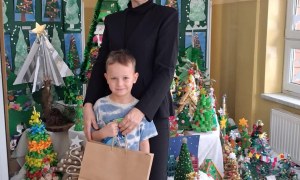 Wręczenie nagród i dyplomów za udział w Rodzinnym Konkursie Plastycznym na Najpiękniejszą Choinkę - Zdjęcie 29