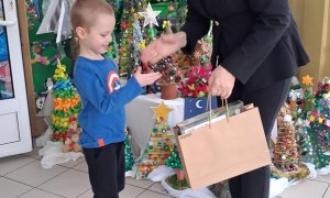 Wręczenie nagród i dyplomów za udział w Rodzinnym Konkursie Plastycznym na Najpiękniejszą Choinkę - Zdjęcie 20