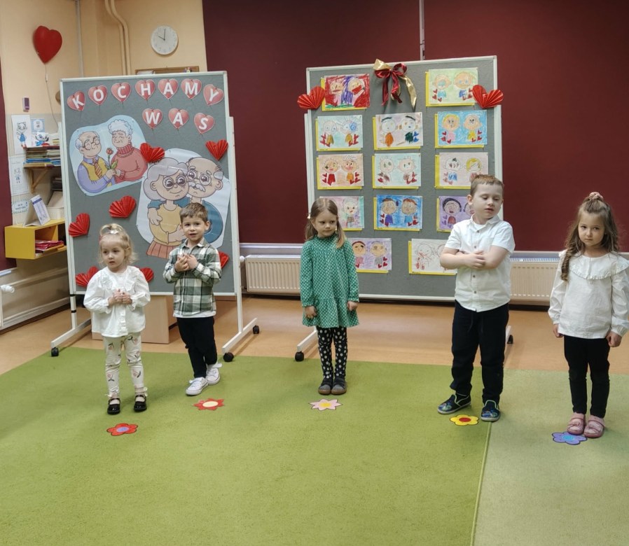 Dzień Babci i Dziadka w grupie Żabki - Zdjęcie 9