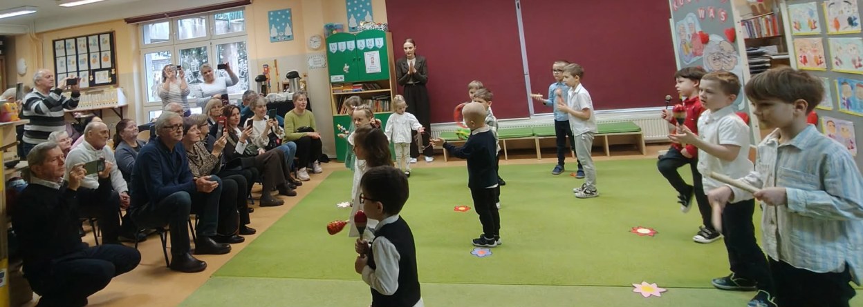 Dzień Babci i Dziadka w grupie Żabki - Zdjęcie 12