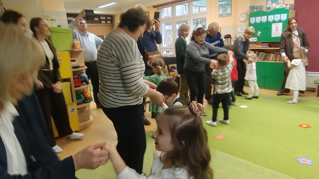 Dzień Babci i Dziadka w grupie Żabki - Zdjęcie 32