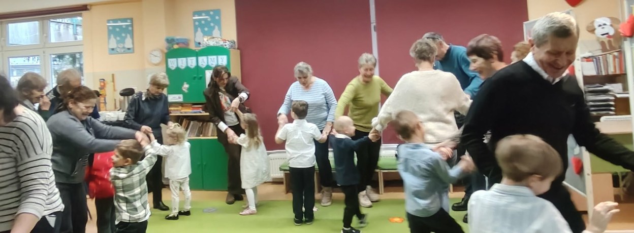 Dzień Babci i Dziadka w grupie Żabki - Zdjęcie 31