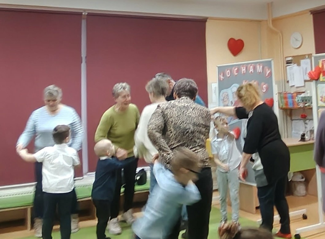 Dzień Babci i Dziadka w grupie Żabki - Zdjęcie 30