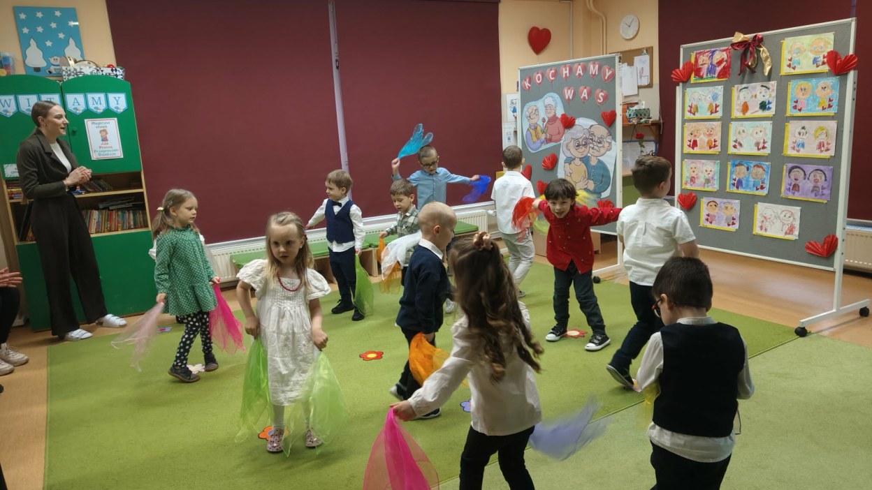 Dzień Babci i Dziadka w grupie Żabki - Zdjęcie 24