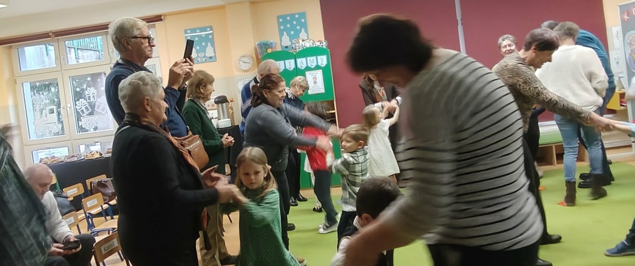 Dzień Babci i Dziadka w grupie Żabki - Zdjęcie 33