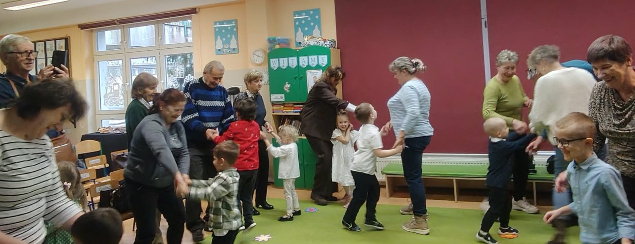 Dzień Babci i Dziadka w grupie Żabki - Zdjęcie 37