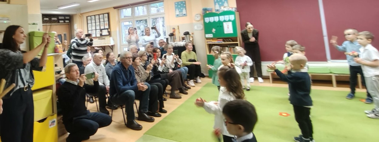 Dzień Babci i Dziadka w grupie Żabki - Zdjęcie 13