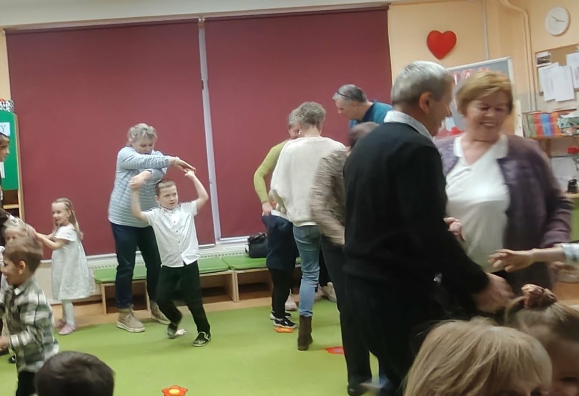 Dzień Babci i Dziadka w grupie Żabki - Zdjęcie 35