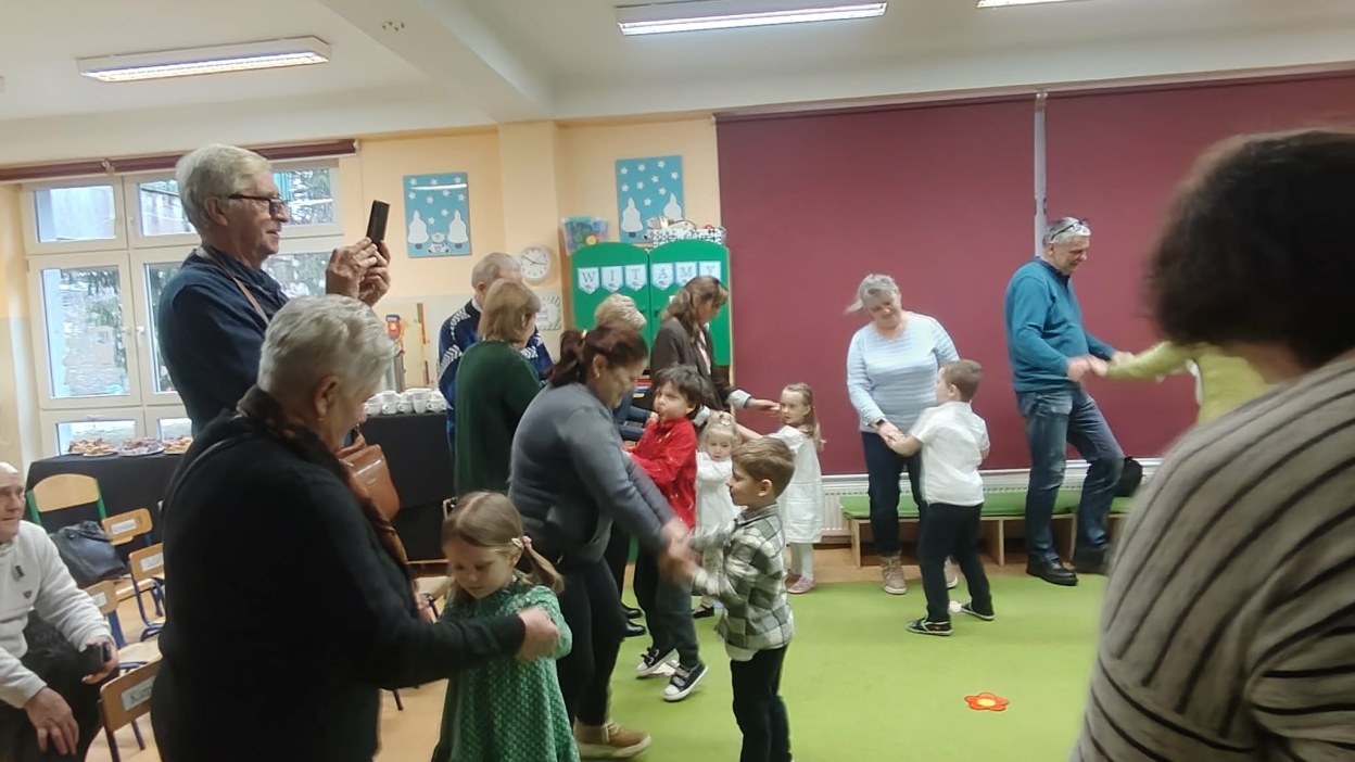 Dzień Babci i Dziadka w grupie Żabki - Zdjęcie 34