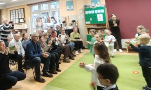 Dzień Babci i Dziadka w grupie Żabki - Zdjęcie 13