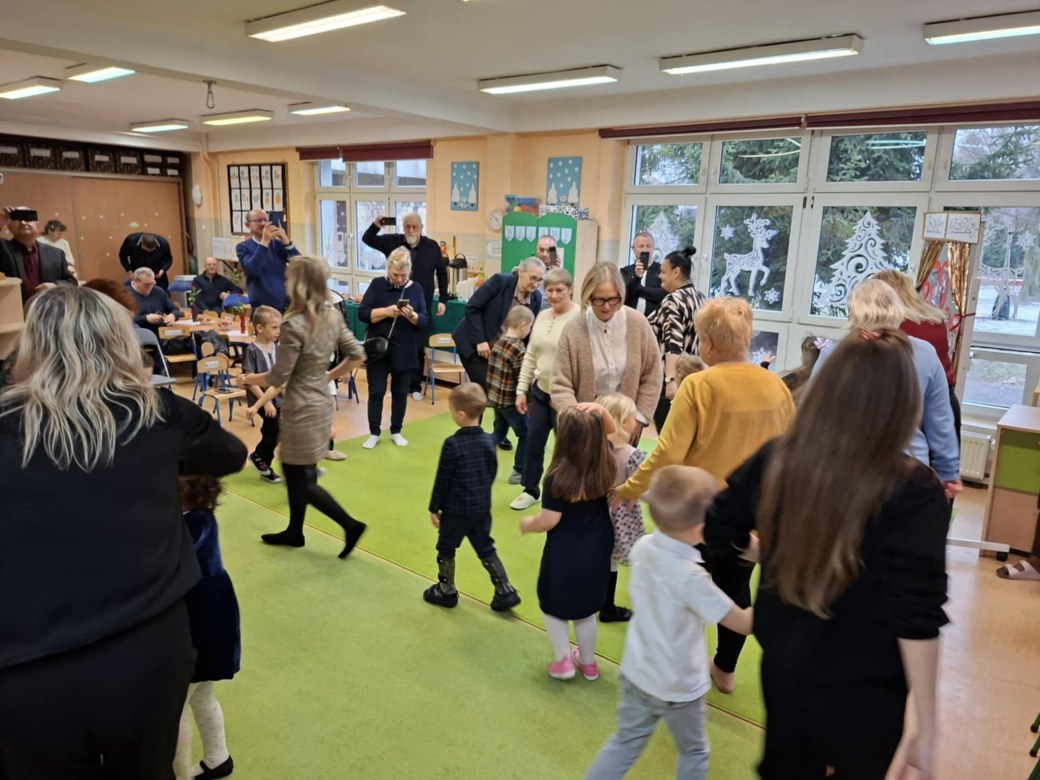 Dzień Babci i Dziadka w grupie Sówki - Zdjęcie 116