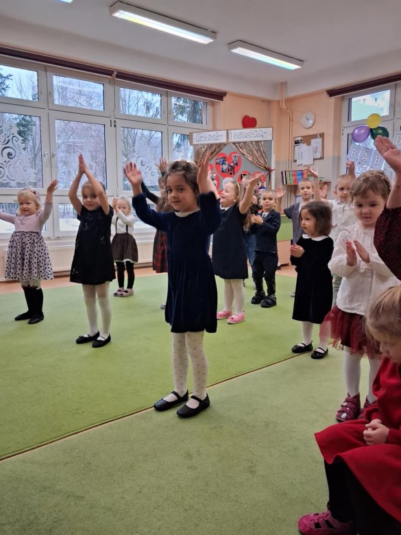 Dzień Babci i Dziadka w grupie Sówki - Zdjęcie 119