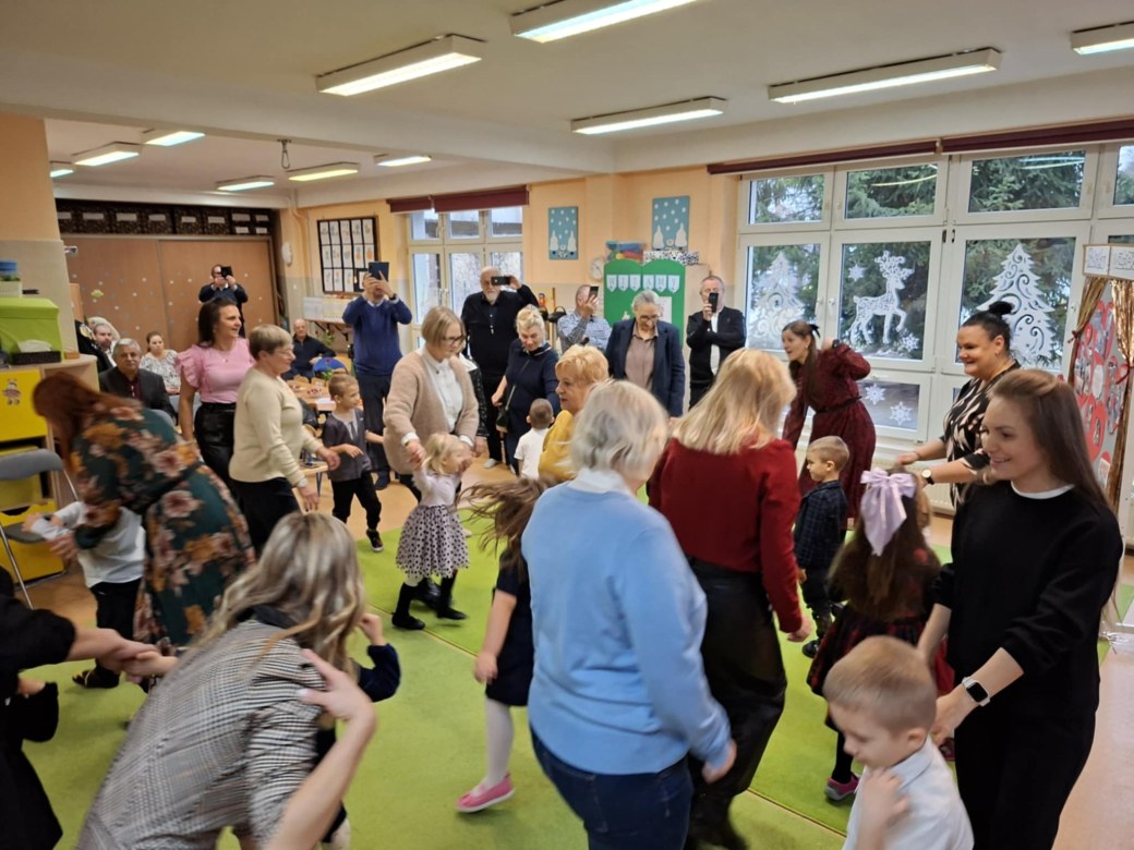 Dzień Babci i Dziadka w grupie Sówki - Zdjęcie 122