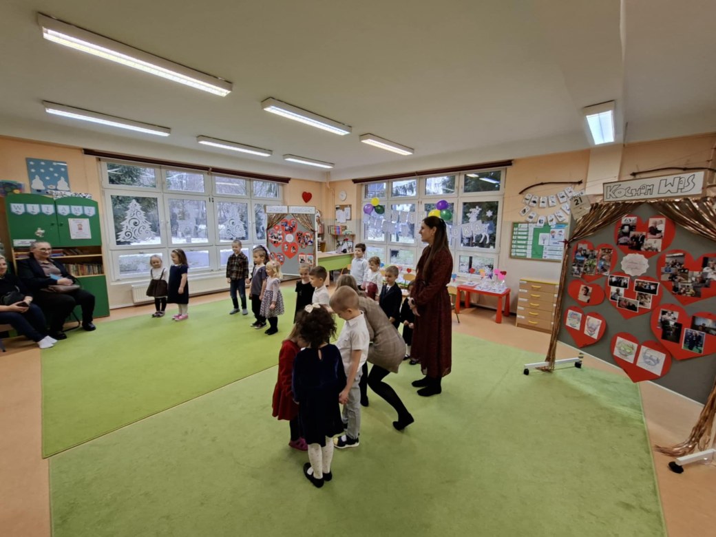 Dzień Babci i Dziadka w grupie Sówki - Zdjęcie 127