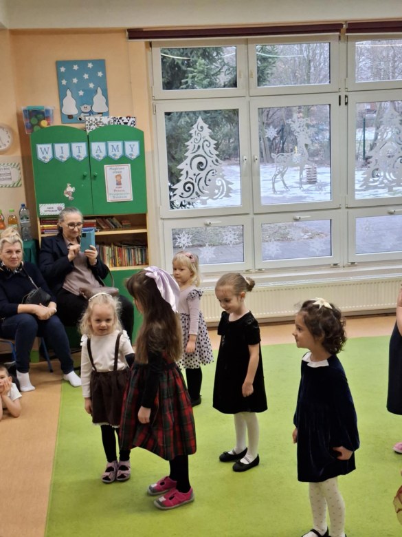 Dzień Babci i Dziadka w grupie Sówki - Zdjęcie 128