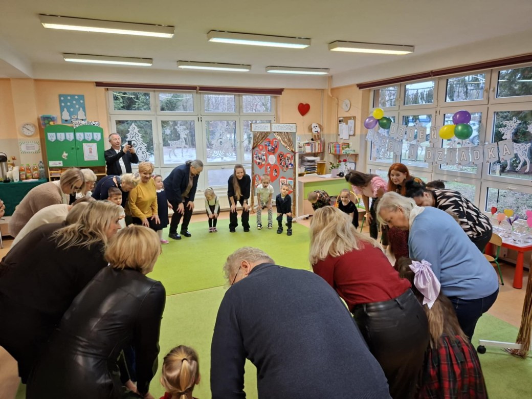 Dzień Babci i Dziadka w grupie Sówki - Zdjęcie 129