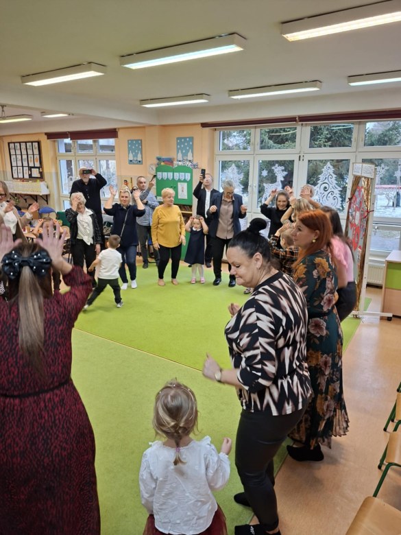 Dzień Babci i Dziadka w grupie Sówki - Zdjęcie 130