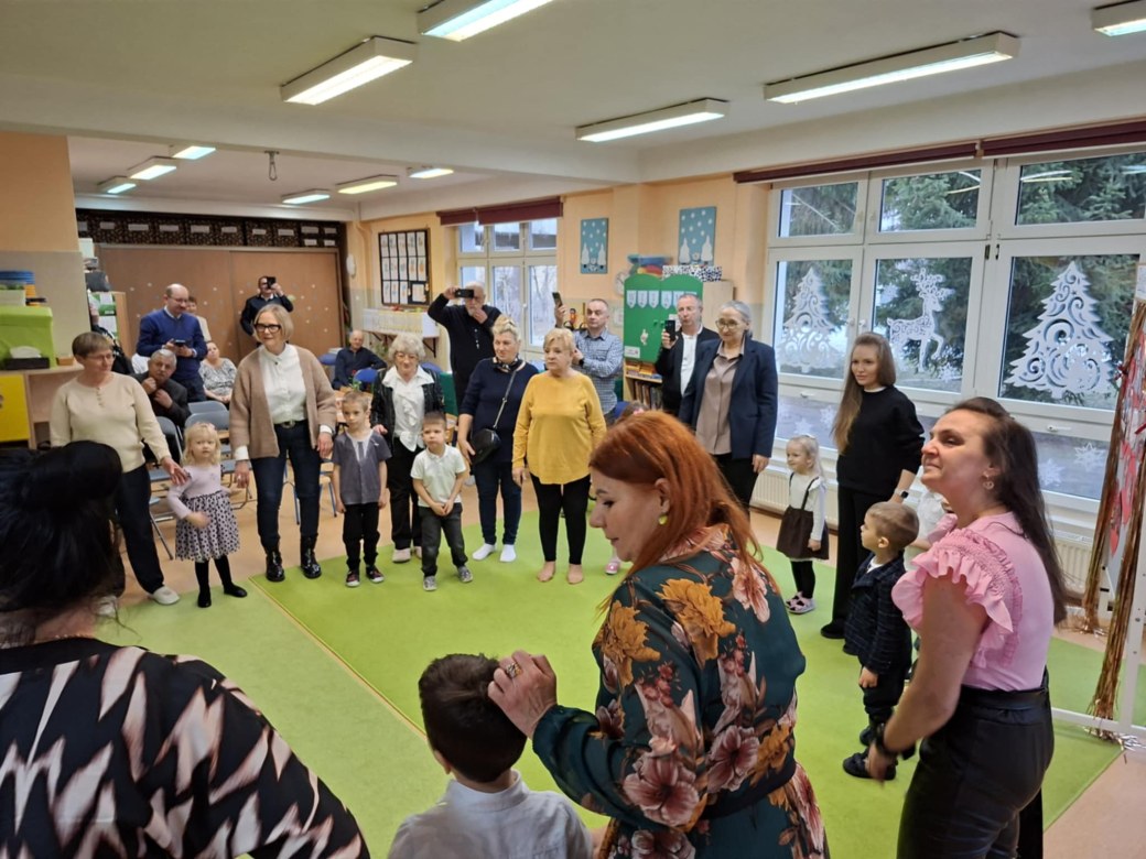 Dzień Babci i Dziadka w grupie Sówki - Zdjęcie 134