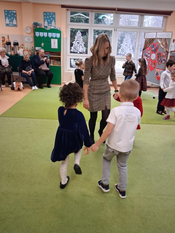 Dzień Babci i Dziadka w grupie Sówki - Zdjęcie 136