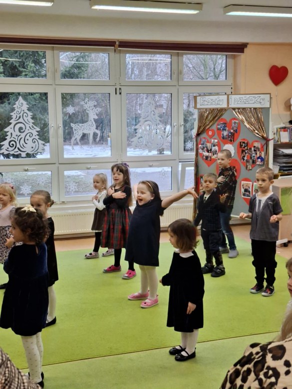 Dzień Babci i Dziadka w grupie Sówki - Zdjęcie 137