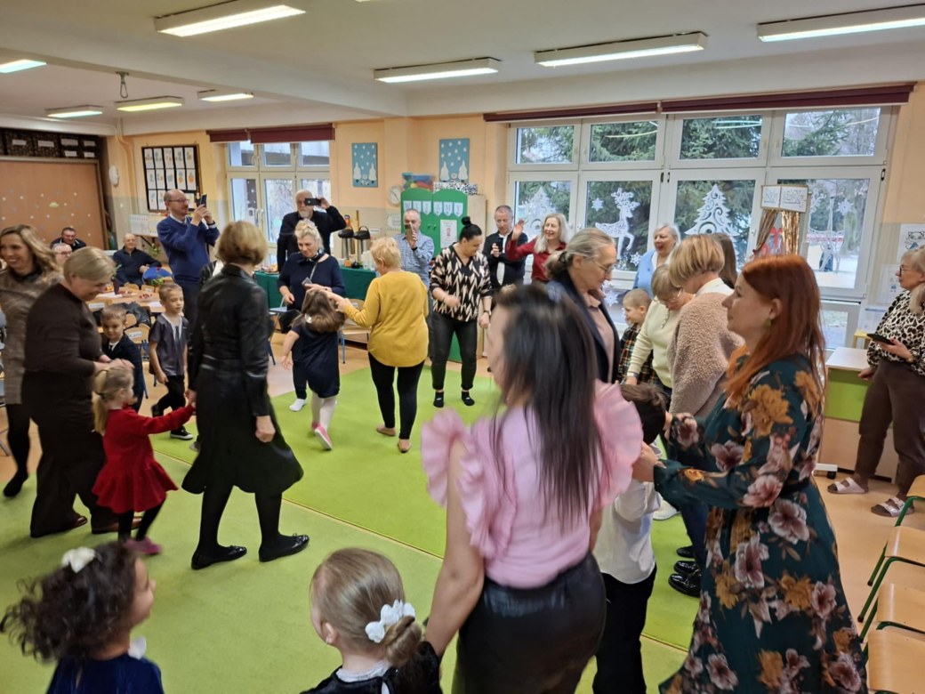 Dzień Babci i Dziadka w grupie Sówki - Zdjęcie 139