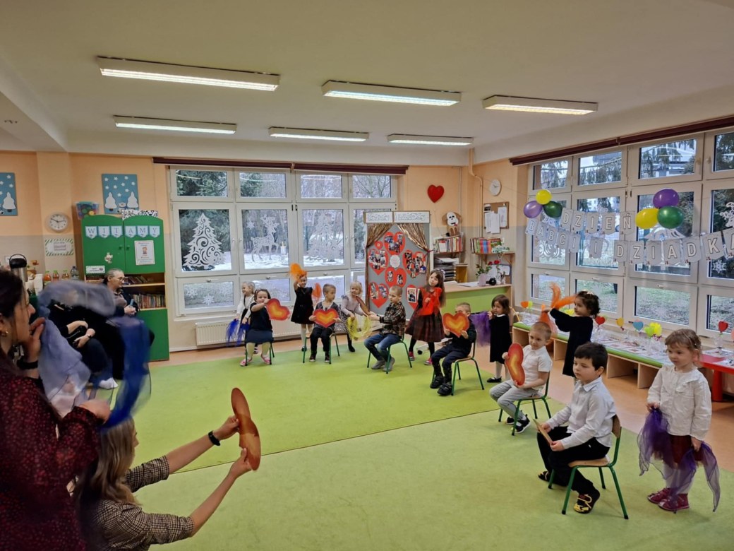 Dzień Babci i Dziadka w grupie Sówki - Zdjęcie 143