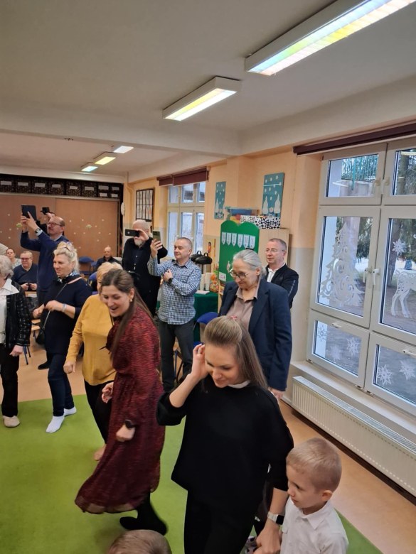 Dzień Babci i Dziadka w grupie Sówki - Zdjęcie 144