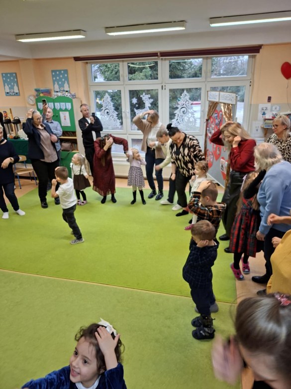 Dzień Babci i Dziadka w grupie Sówki - Zdjęcie 146