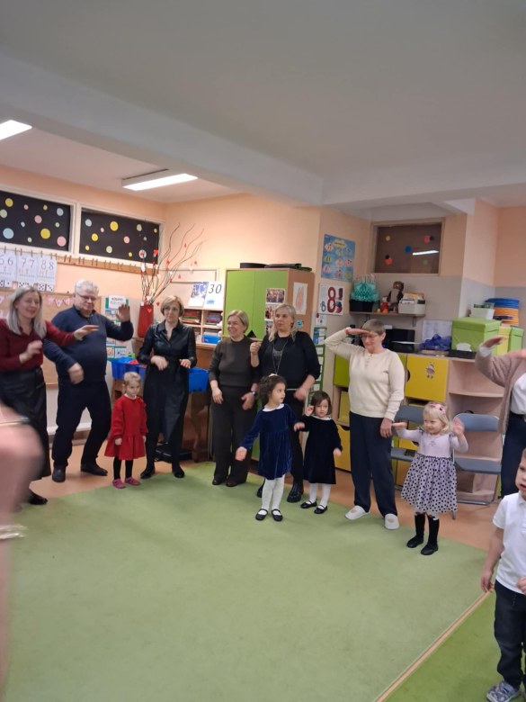 Dzień Babci i Dziadka w grupie Sówki - Zdjęcie 7