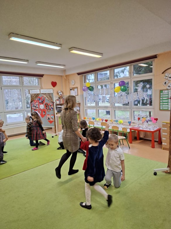 Dzień Babci i Dziadka w grupie Sówki - Zdjęcie 9