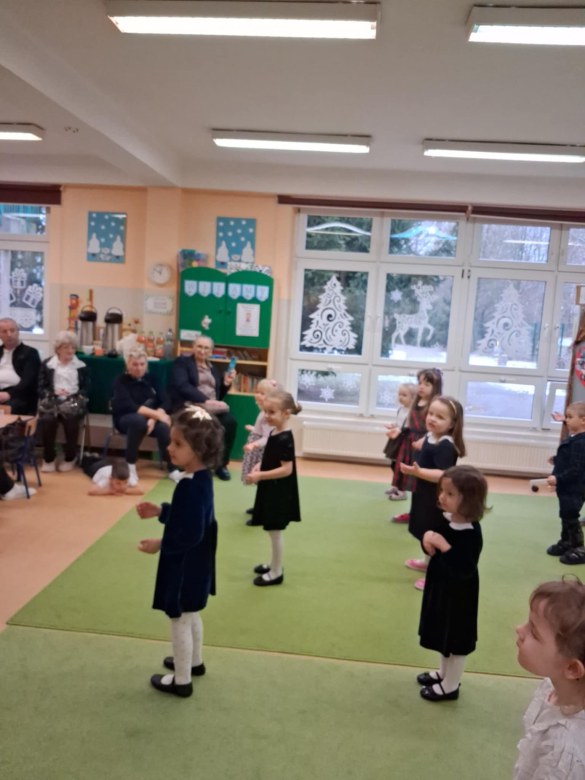 Dzień Babci i Dziadka w grupie Sówki - Zdjęcie 11