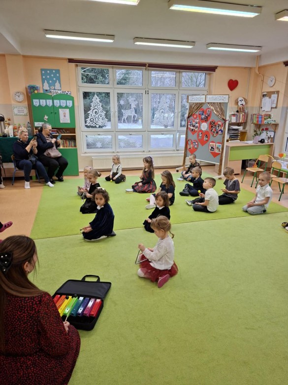 Dzień Babci i Dziadka w grupie Sówki - Zdjęcie 13