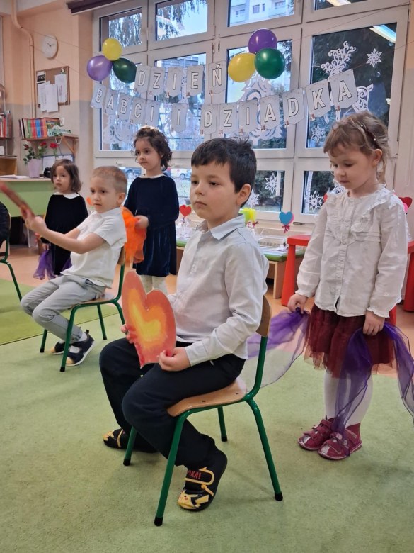 Dzień Babci i Dziadka w grupie Sówki - Zdjęcie 14