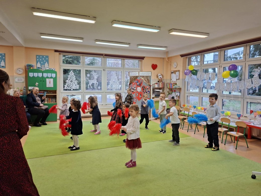 Dzień Babci i Dziadka w grupie Sówki - Zdjęcie 23