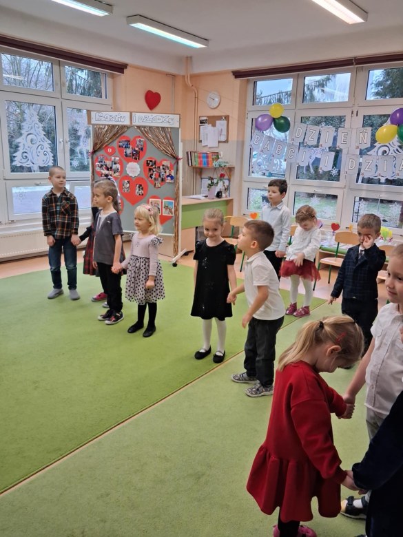 Dzień Babci i Dziadka w grupie Sówki - Zdjęcie 24