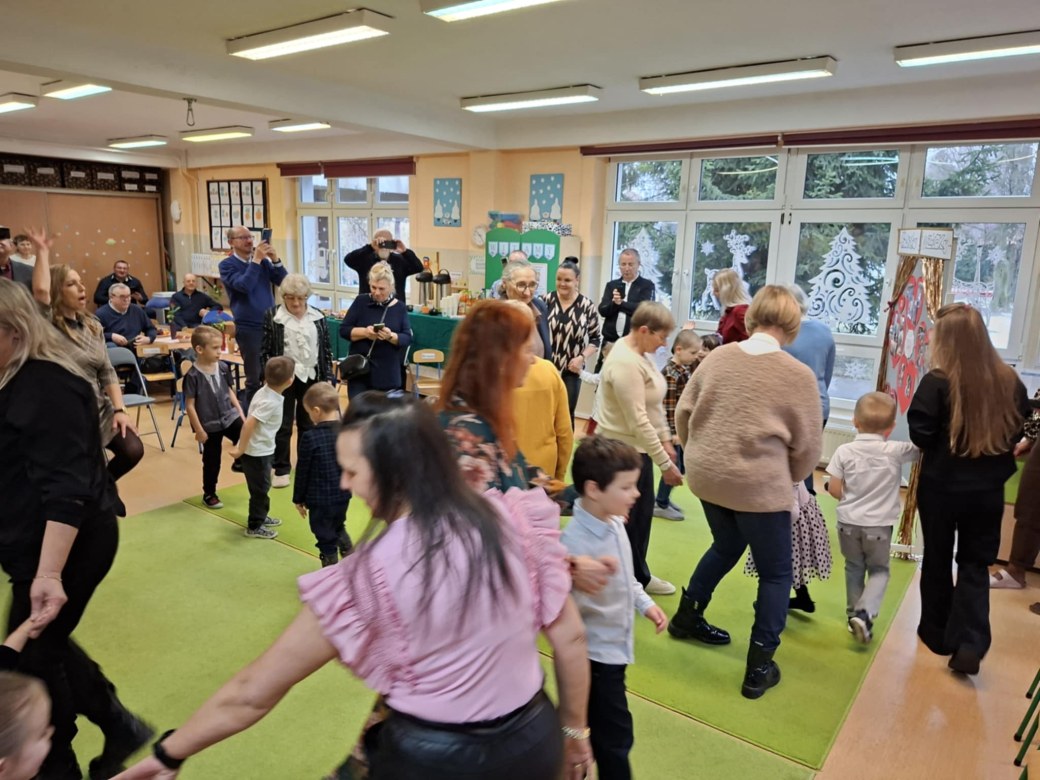 Dzień Babci i Dziadka w grupie Sówki - Zdjęcie 27