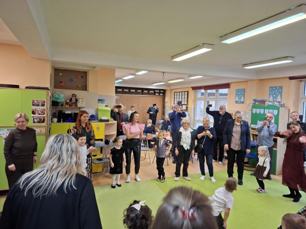 Dzień Babci i Dziadka w grupie Sówki - Zdjęcie 33