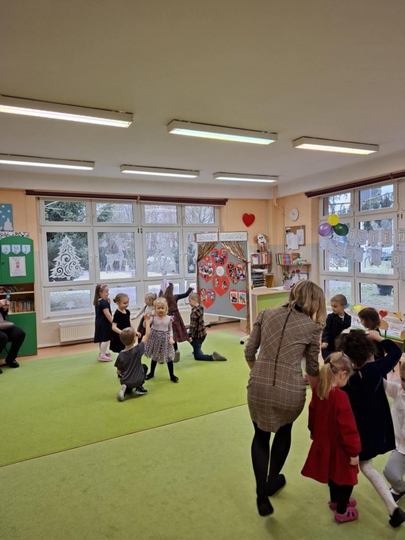 Dzień Babci i Dziadka w grupie Sówki - Zdjęcie 34