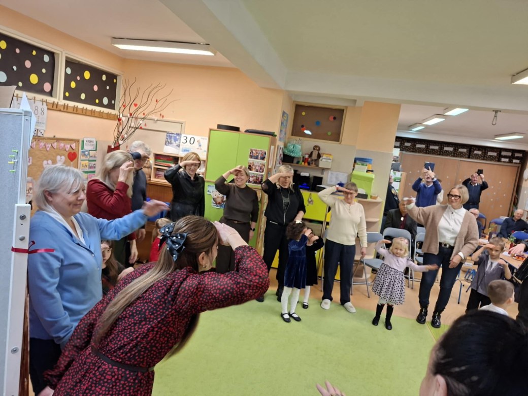 Dzień Babci i Dziadka w grupie Sówki - Zdjęcie 39